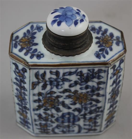 A Chinese export blue and white tea caddy, Kangxi period, 11.3cm